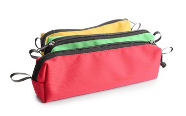 Beyaz arkaplanda kalem torbaları