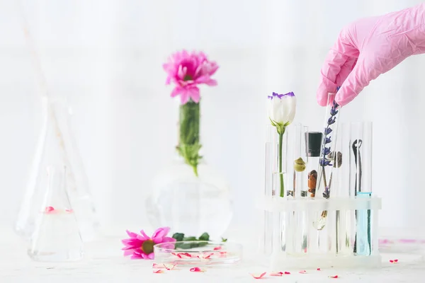 Mujer Preparando Perfume Mesa — Foto de Stock