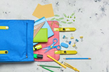 Okul çantası ve ışık arkaplanı kırtasiyesi