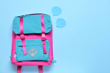 Renkli arkaplana sahip okul çantası