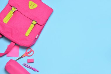 Okul çantası ve renk arkaplanı kırtasiyesi