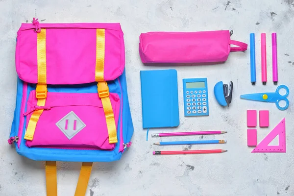 Schulrucksack Und Schreibwaren Auf Hellem Hintergrund — Stockfoto