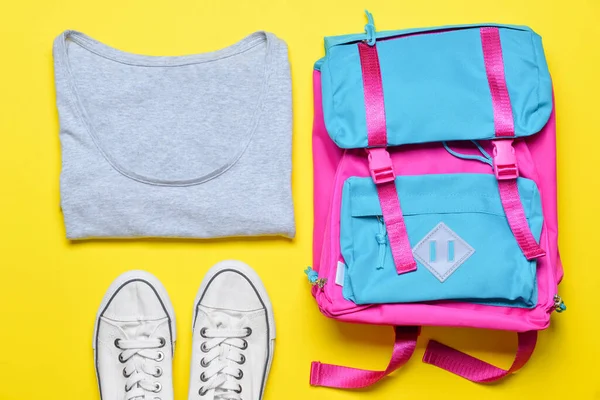 Zaino Scuola Vestiti Sfondo Colore — Foto Stock