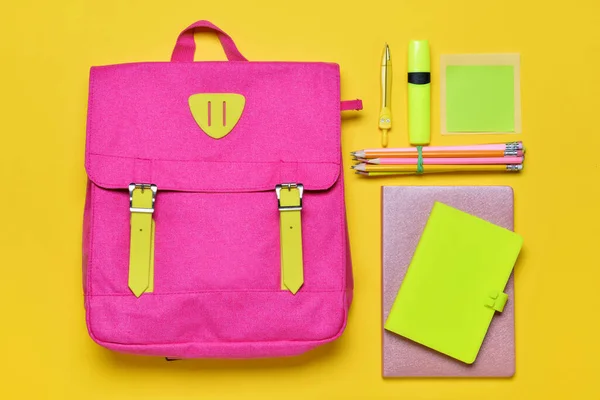 Schulrucksack Und Schreibwaren Auf Farbigem Hintergrund — Stockfoto