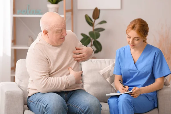 Älterer Mann Mit Geistiger Behinderung Und Pfleger Pflegeheim — Stockfoto