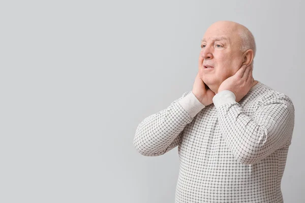 Älterer Mann Mit Geistiger Behinderung Vor Grauem Hintergrund — Stockfoto