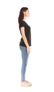 Beyaz arka planda şık tişörtlü kadın.