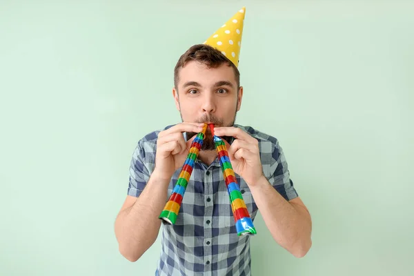 Schöner Mann Feiert Geburtstag Auf Farbigem Hintergrund — Stockfoto