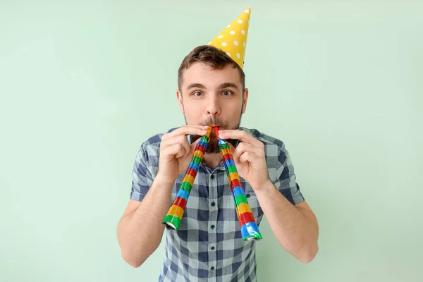 Knappe Man Vieren Verjaardag Kleur Achtergrond — Stockfoto