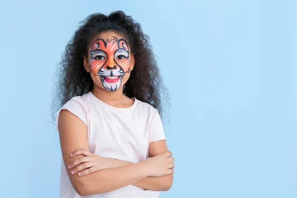 Menina Afro Americana Engraçada Com Pintura Facial Fundo Cor — Fotografia de Stock