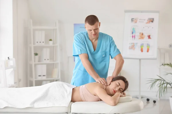 Terapeuta Massagem Trabalhando Com Paciente Sexo Feminino Centro Médico — Fotografia de Stock
