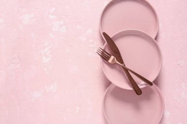 Arka planda temiz tabak ve çatal bıçak takımı