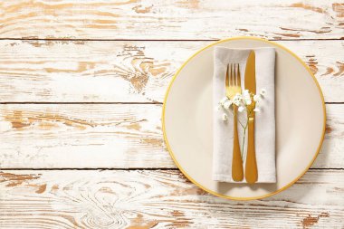 Ahşap arka planda güzel masa ayarları