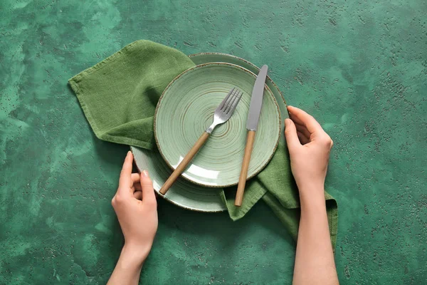 Mujer Mesa Con Platos Cubiertos Limpios Vista Superior —  Fotos de Stock