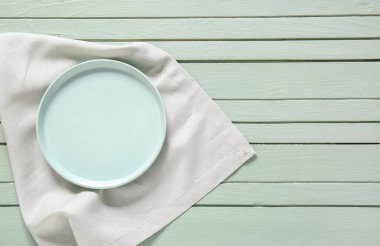 Ahşap arka planda temiz plaka