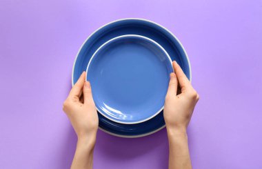 Masadaki kadın, temiz tabaklar, üst manzara.