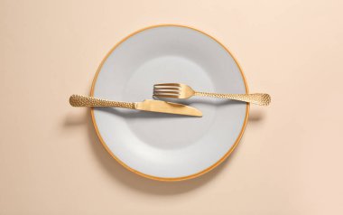 Arka planda temiz tabak ve çatal bıçak takımı