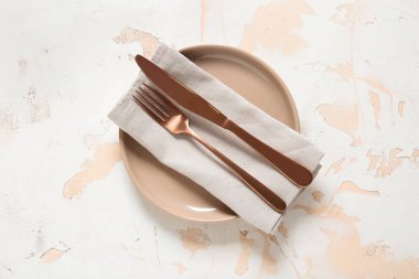 Açık arkaplanda temiz tabak ve çatal bıçak takımı