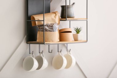 Mutfak gereçleri olan raflar.