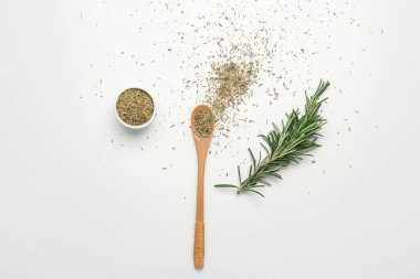 Beyaz arka planda taze biberiye ve baharatlar