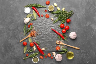 Koyu arkaplanda farklı baharatlara sahip kompozisyon