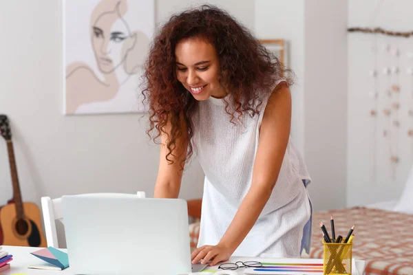 Designer Afro Americano Che Lavora Laptop Casa — Foto Stock