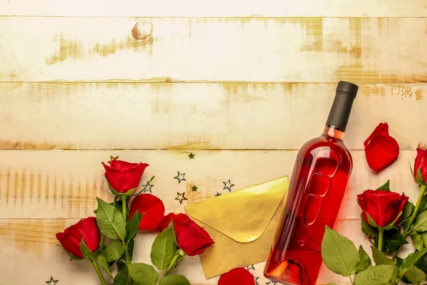 Σύνθεση Κρασί Και Τριαντάφυλλα Ξύλινο Φόντο — Φωτογραφία Αρχείου