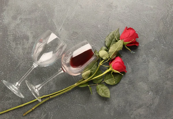 Gafas Vino Rosas Sobre Fondo Gris — Foto de Stock