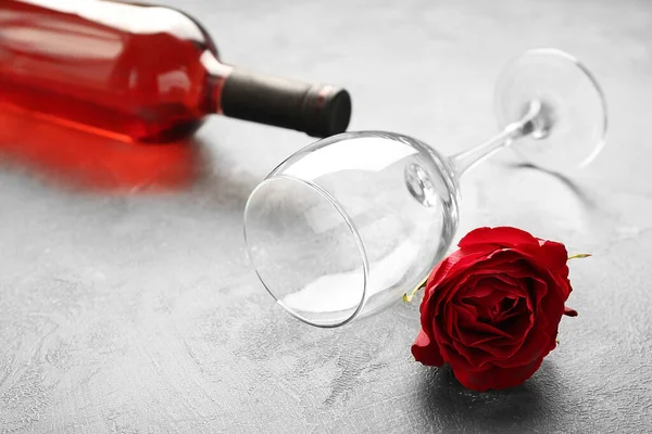 Бутылка Вина Бокал Роза Сером Фоне — стоковое фото