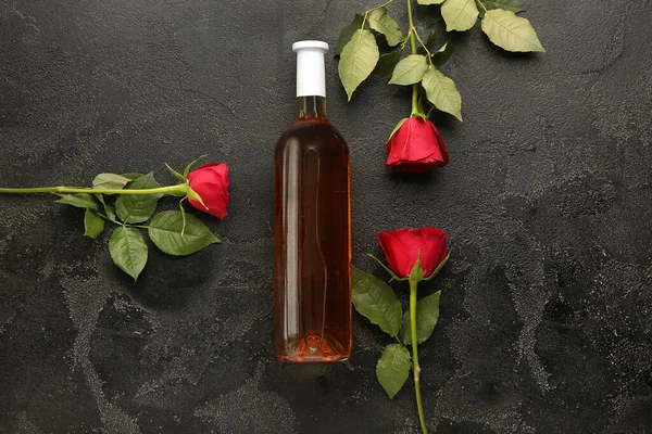 Σύνθεση Κρασί Και Τριαντάφυλλα Φόντο Grunge — Φωτογραφία Αρχείου