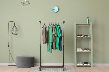 Modern şık giyinme odasının içi.