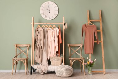 Modern şık giyinme odasının içi.