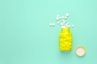 Renkli arka planda haplı şişe