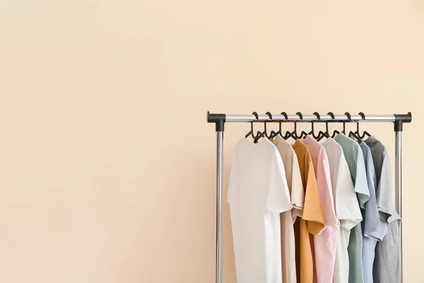 Rack Dengan Pakaian Modern Latar Belakang Warna — Stok Foto