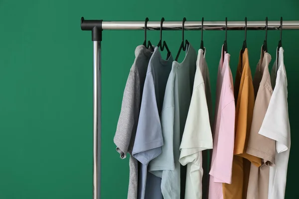 Bastidor Con Ropa Moderna Sobre Fondo Color — Foto de Stock