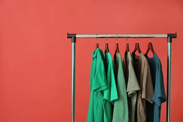 Bastidor Con Ropa Moderna Sobre Fondo Color —  Fotos de Stock