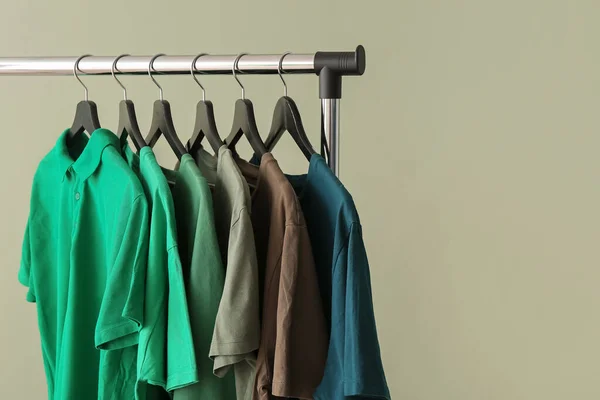 Bastidor Con Ropa Moderna Sobre Fondo Color — Foto de Stock