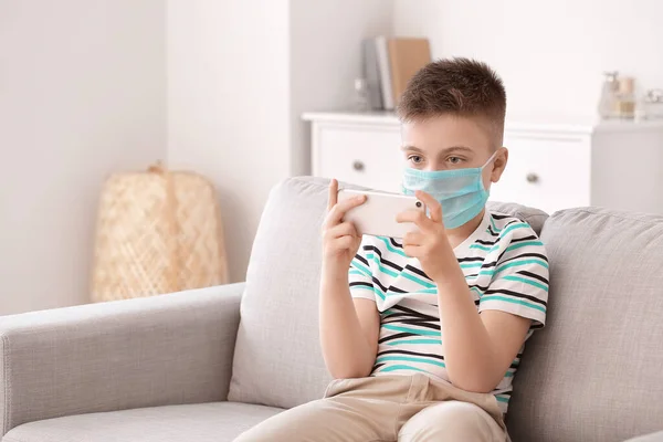 Menino Com Telefone Celular Usando Máscara Protetora Casa Conceito Epidemia — Fotografia de Stock