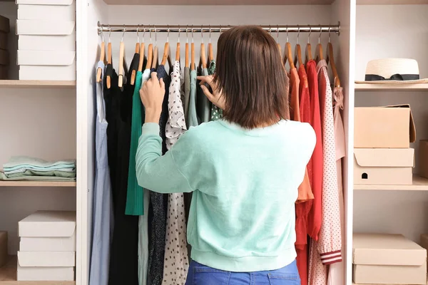 Γυναίκα Επιλέγοντας Ρούχα Από Την Ντουλάπα Στο Σπίτι — Φωτογραφία Αρχείου