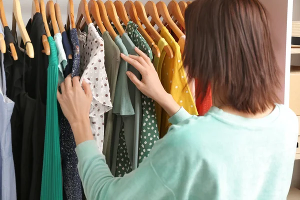 Mulher Escolhendo Roupas Guarda Roupa Casa — Fotografia de Stock