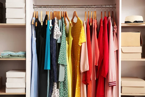 Modern Garderob Med Snygga Vårkläder Och Accessoarer — Stockfoto