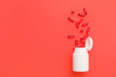 Renkli arka planda haplı şişe