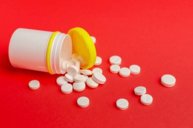 Renkli arka planda haplı şişe