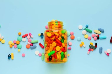 Renkli arka planda haplı şişe