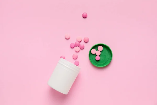 Μπουκάλι Χάπια Στο Φόντο Χρώμα — Φωτογραφία Αρχείου