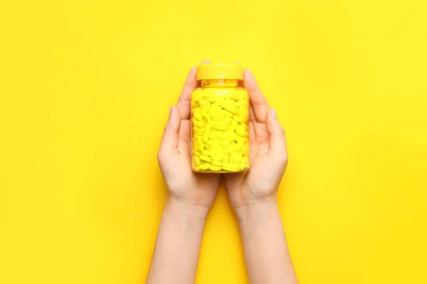 Mani Femminili Con Pillole Bottiglia Sfondo Colori — Foto Stock