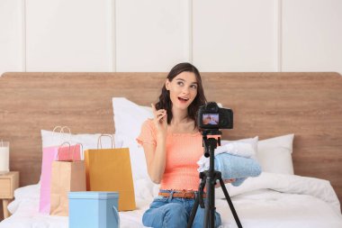 Genç moda blogcusu evde video kaydediyor