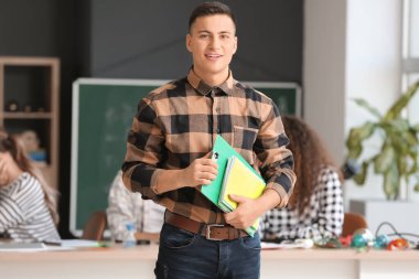 Sınıfta fizik dersinde genç bir adam.