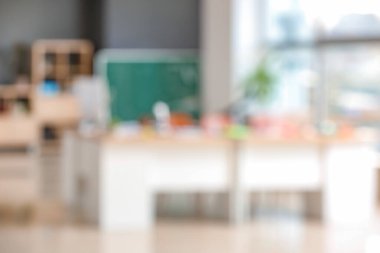 Modern okulda fizik dersi için hazırlanan sınıfın içi bulanık görünüm