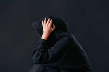 Karanlık arka planda depresif genç bir kadın